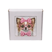 Personalizowany ręcznik frotte z precyzyjnym haftem przedstawiającym długowłosą chihuahua w różowych okularach w kształcie serc, z kokardą na głowie i pasującą muszką, zapakowany w białe pudełko prezentowe z okienkiem.