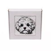 Personalizowany ręcznik frotte z precyzyjnym haftem przedstawiającym uroczy portret pieska rasy maltipoo, zapakowany w eleganckie białe pudełko z okienkiem.