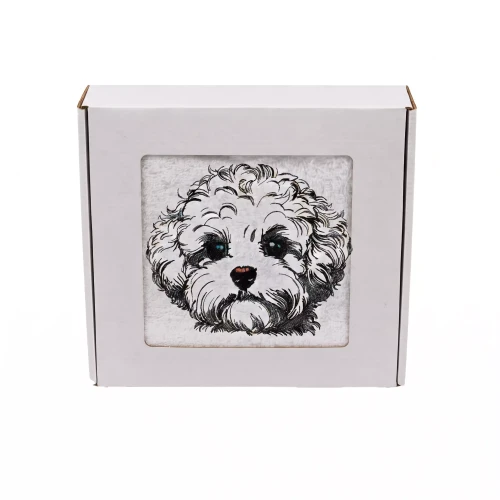 Personalizowany ręcznik frotte z precyzyjnym haftem przedstawiającym uroczy portret pieska rasy maltipoo, zapakowany w eleganckie białe pudełko z okienkiem.