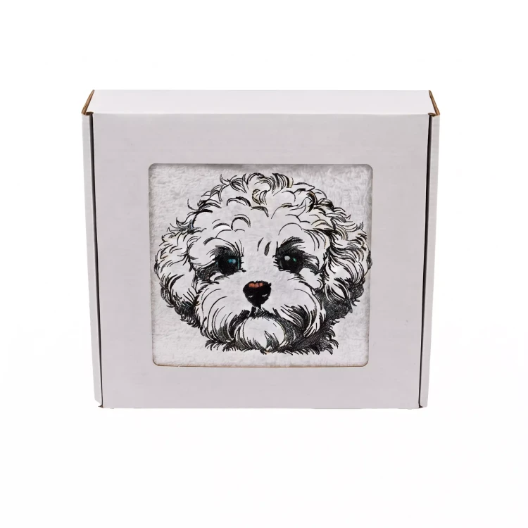 Personalizowany ręcznik frotte z precyzyjnym haftem przedstawiającym uroczy portret pieska rasy maltipoo, zapakowany w eleganckie białe pudełko z okienkiem.