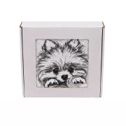 Personalizowany ręcznik z haftem uroczego pieska Pomeranian zapakowany w eleganckie pudełko z okienkiem.