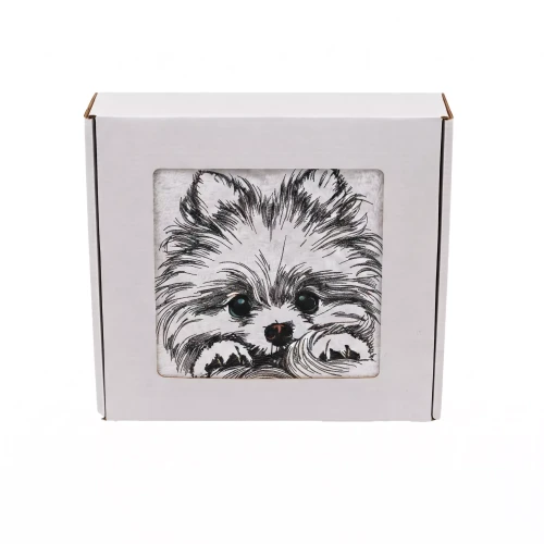 Personalizowany ręcznik z haftem uroczego pieska Pomeranian zapakowany w eleganckie pudełko z okienkiem.