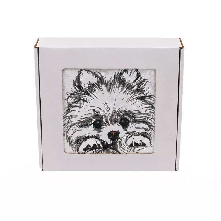 Personalizowany ręcznik z haftem uroczego pieska Pomeranian zapakowany w eleganckie pudełko z okienkiem.