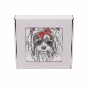 Elegancki ręcznik bawełniany z haftem szczeniaka Yorkshire Terrier w ozdobnym pudełku prezentowym gotowym do wręczenia.