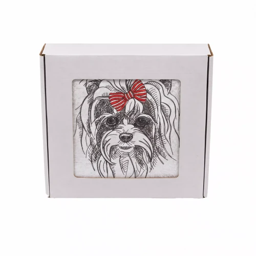 Elegancki ręcznik bawełniany z haftem szczeniaka Yorkshire Terrier w ozdobnym pudełku prezentowym gotowym do wręczenia.