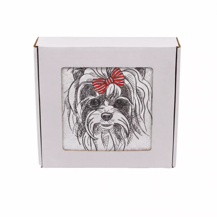 Elegancki ręcznik bawełniany z haftem szczeniaka Yorkshire Terrier w ozdobnym pudełku prezentowym gotowym do wręczenia.