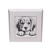 Elegancki ręcznik bawełniany z haftem trójkolorowego szczeniaka beagle w ozdobnym pudełku prezentowym.