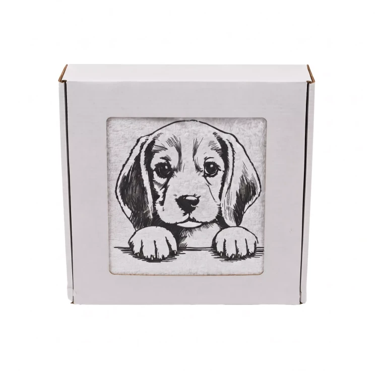 Elegancki ręcznik bawełniany z haftem trójkolorowego szczeniaka beagle w ozdobnym pudełku prezentowym.