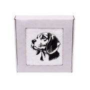 Wyjątkowy prezent dla miłośnika psów – personalizowany ręcznik z haftem rasy beagle w eleganckiej oprawie z okienkiem.
