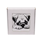 Wyjątkowy prezent dla miłośnika psów – personalizowany ręcznik z haftem rasy mops w eleganckiej oprawie z okienkiem.