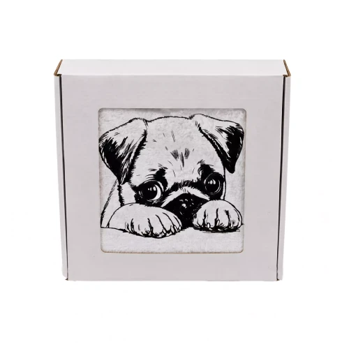 Wyjątkowy prezent dla miłośnika psów – personalizowany ręcznik z haftem rasy mops w eleganckiej oprawie z okienkiem.