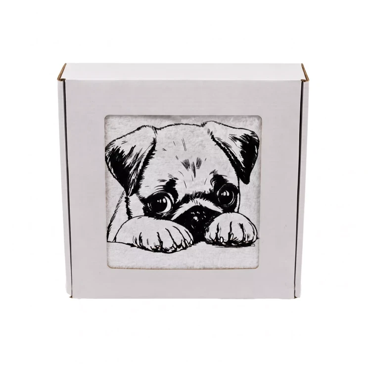 Wyjątkowy prezent dla miłośnika psów – personalizowany ręcznik z haftem rasy mops w eleganckiej oprawie z okienkiem.