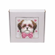 Personalizowany ręcznik frotte z precyzyjnym haftem przedstawiającym psa rasy shih tzu w różowych okularach w kształcie serc i z muszką w serduszka, zapakowany w białe pudełko z okienkiem.