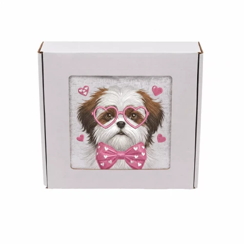 Personalizowany ręcznik frotte z precyzyjnym haftem przedstawiającym psa rasy shih tzu w różowych okularach w kształcie serc i z muszką w serduszka, zapakowany w białe pudełko z okienkiem.