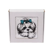 Elegancki ręcznik bawełniany z haftem uroczo ustylizowanego shih tzu w ozdobnym pudełku prezentowym gotowym do wręczenia.