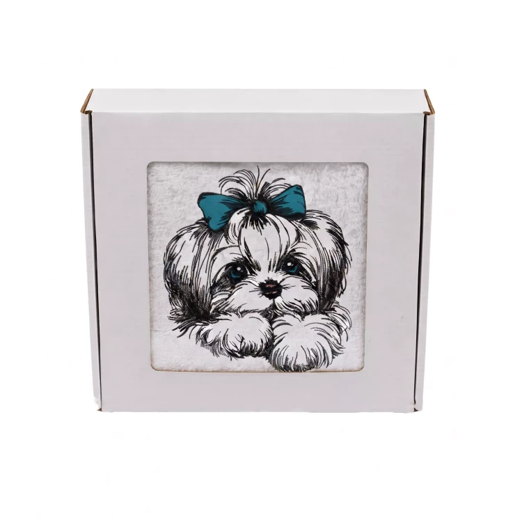 Elegancki ręcznik bawełniany z haftem uroczo ustylizowanego shih tzu w ozdobnym pudełku prezentowym gotowym do wręczenia.