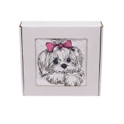 Wyjątkowy prezent dla miłośnika psów – personalizowany ręcznik z haftem shih tzu kokardą w eleganckiej oprawie z okienkiem.