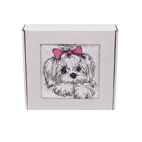 Wyjątkowy prezent dla miłośnika psów – personalizowany ręcznik z haftem shih tzu kokardą w eleganckiej oprawie z okienkiem.