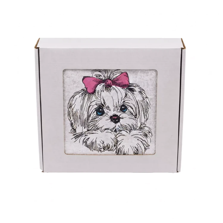 Wyjątkowy prezent dla miłośnika psów – personalizowany ręcznik z haftem shih tzu kokardą w eleganckiej oprawie z okienkiem.