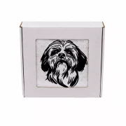 Ręcznik frotte 500g z haftem puszystego shih tzu otoczonego serduszkami, zapakowany w białe pudełko prezentowe.