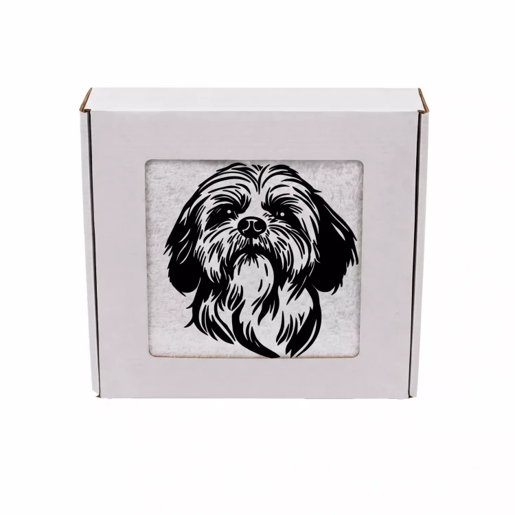 Ręcznik frotte 500g z haftem puszystego shih tzu otoczonego serduszkami, zapakowany w białe pudełko prezentowe.