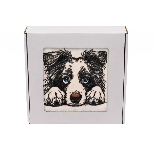 Personalizowany ręcznik frotte z precyzyjnym haftem przedstawiającym czarno-białego psa rasy border collie z inteligentnymi niebieskimi oczami i łapkami opartymi na krawędzi, zapakowany w białe pudełko z okienkiem