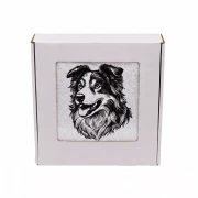 Elegancki ręcznik bawełniany z haftem portretu border collie w ozdobnym pudełku prezentowym gotowym do wręczenia.