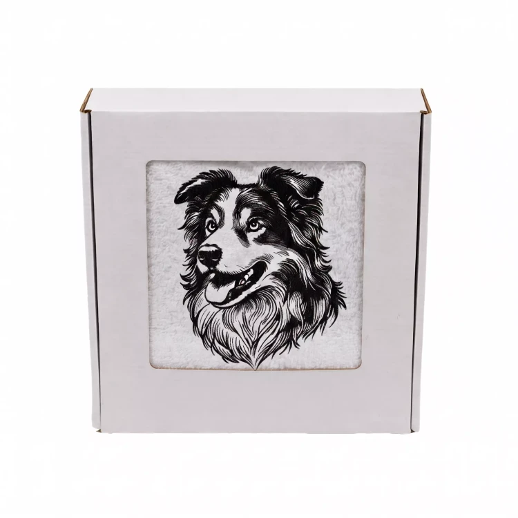 Elegancki ręcznik bawełniany z haftem portretu border collie w ozdobnym pudełku prezentowym gotowym do wręczenia.