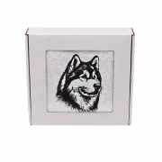 Personalizowany ręcznik frotte z precyzyjnym haftem przedstawiającym profil głowy psa rasy syberyjski husky, zapakowany w białe pudełko z okienkiem.