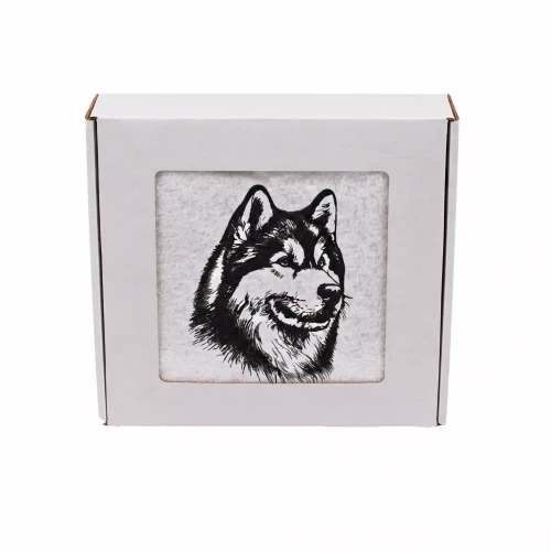 Personalizowany ręcznik frotte z precyzyjnym haftem przedstawiającym profil głowy psa rasy syberyjski husky, zapakowany w białe pudełko z okienkiem.