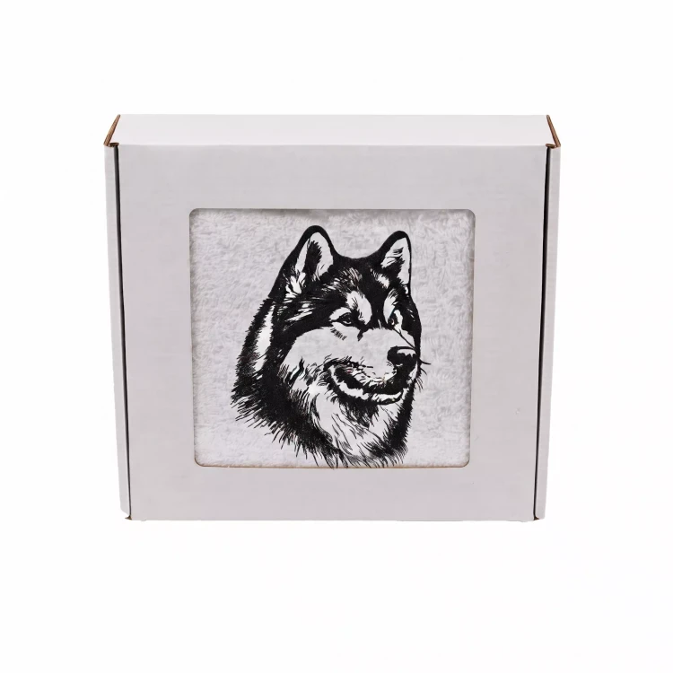 Personalizowany ręcznik frotte z precyzyjnym haftem przedstawiającym profil głowy psa rasy syberyjski husky, zapakowany w białe pudełko z okienkiem.
