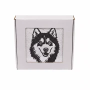 Elegancki ręcznik bawełniany z haftem portretu husky w ozdobnym pudełku prezentowym gotowym do wręczenia.