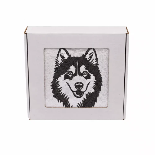 Elegancki ręcznik bawełniany z haftem portretu husky w ozdobnym pudełku prezentowym gotowym do wręczenia.