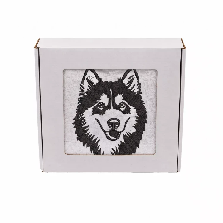 Elegancki ręcznik bawełniany z haftem portretu husky w ozdobnym pudełku prezentowym gotowym do wręczenia.