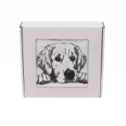 Personalizowany ręcznik frotte z precyzyjnym haftem przedstawiającym przyjaznego psa rasy golden retriever z łapkami opartymi na krawędzi, zapakowany w białe pudełko z okienkiem.
