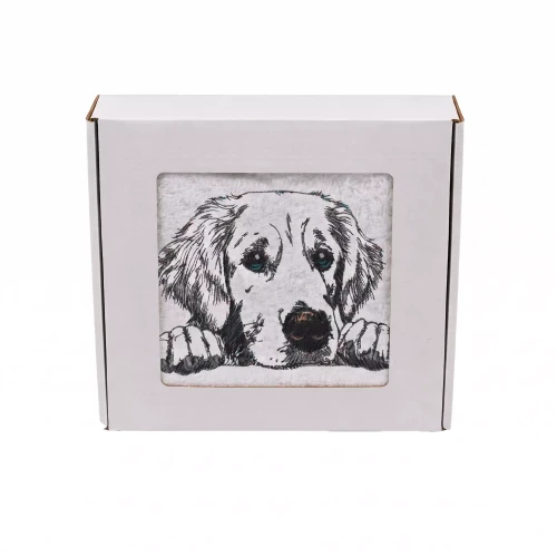 Personalizowany ręcznik frotte z precyzyjnym haftem przedstawiającym przyjaznego psa rasy golden retriever z łapkami opartymi na krawędzi, zapakowany w białe pudełko z okienkiem.