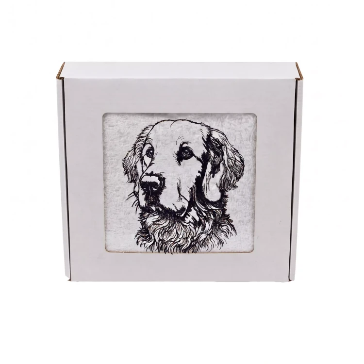 Elegancki ręcznik bawełniany z haftem portretu golden retrievera w ozdobnym pudełku prezentowym gotowym do wręczenia.