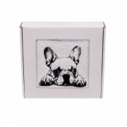 Wyjątkowy prezent dla miłośnika psów – personalizowany ręcznik z haftem rasy buldog francuski w eleganckiej oprawie z okienkiem.