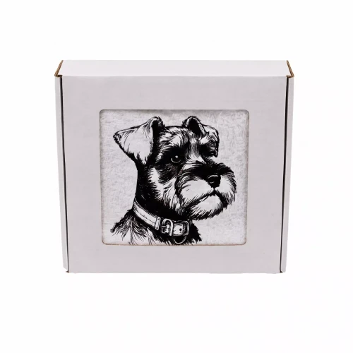 Personalizowany ręcznik frotte z precyzyjnym haftem przedstawiającym profilem sznaucera miniaturowego z charakterystyczną brodą i obrożą, zapakowany w białe pudełko z okienkiem.