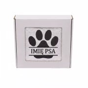 Personalizowany ręcznik frotte z precyzyjnym haftem przedstawiającym dużą psią łapkę z miejscem na imię psa w ozdobnej ramce, zapakowany w białe pudełko z okienkiem.