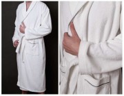 Eleganckie wykończenie szarą wypustką przy kołnierzu szlafroka hotelowego