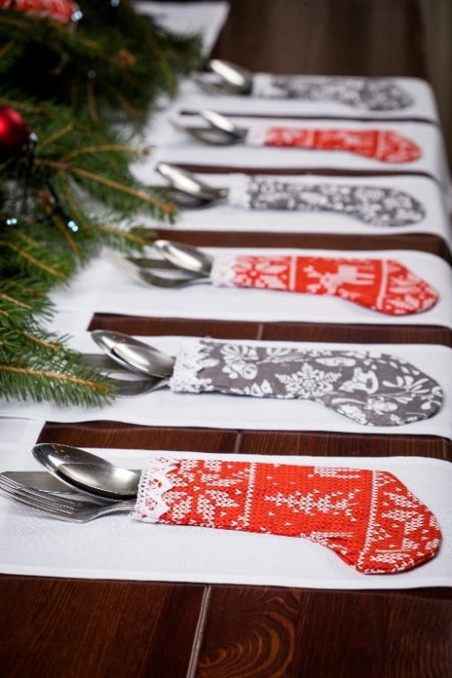 etui na sztućce czerwone i szare na Boże Narodzenie